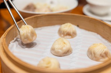 Restoranda Çin usulü çorba ekmeği.