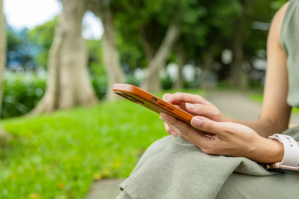 Frau Benutzt Handy Freien — Stockfoto