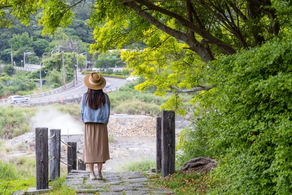 Γυναίκα Πάει Ταξίδια Στο Sulfur Valley Αναψυχή Περιοχή Στο Yangmingshan — Φωτογραφία Αρχείου