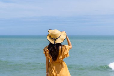 Turist kadın Güzel mavi denize bak