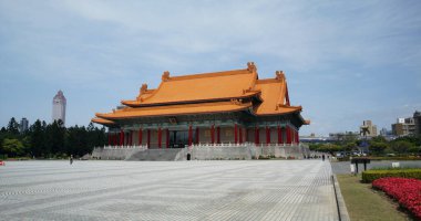 Taipei, Tayvan - 17 Mart 2022: Tayvan 'daki Chiang Kai shek Anıt Salonu' nun ön kapısı ve Ulusal Tiyatro ve Konser Salonu