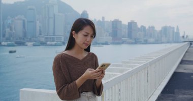 Kadınlar açık havada cep telefonu kullanır.