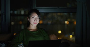 Kadınlar geceleri bilgisayarlarıyla evden çalışırlar.