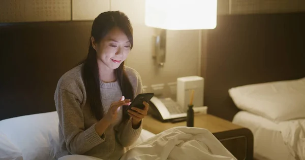 Femme Utiliser Téléphone Intelligent Sur Lit Nuit — Photo