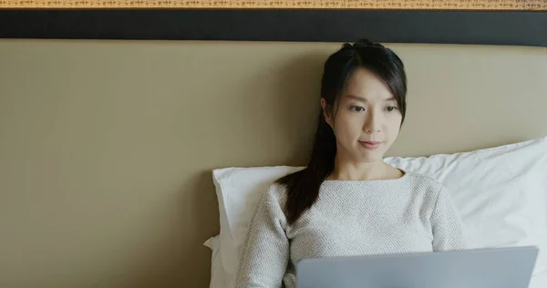 Woman Work Laptop Computer Lying Bed — Stock fotografie
