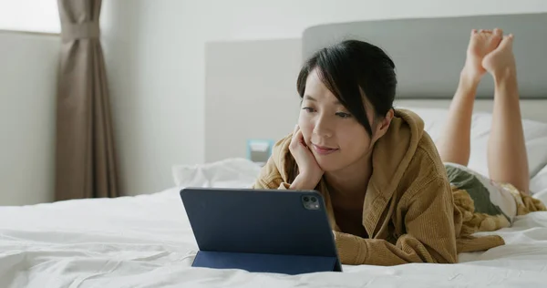 Woman Read Tablet Computer Lying Bed — Zdjęcie stockowe