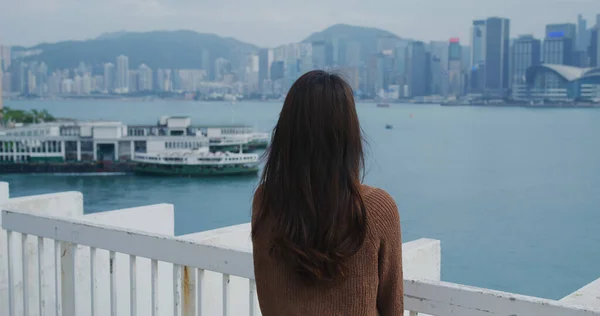 Kobieta Spójrz Miasto Hongkongu — Zdjęcie stockowe
