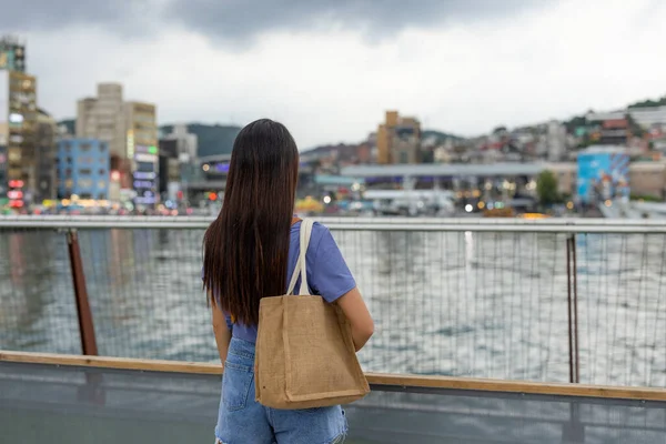 Mulher Turística Olhar Para Cidade Keelung Taiwan — Fotografia de Stock