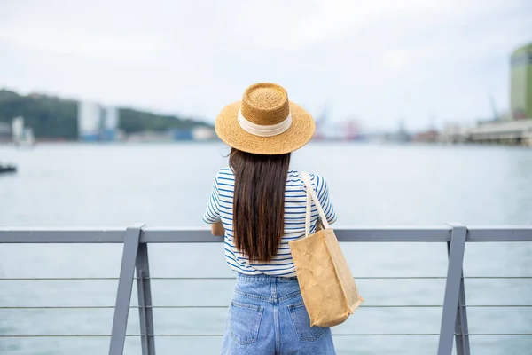 Mujer Viajera Visita Puerto Keelung Taiwán — Foto de Stock