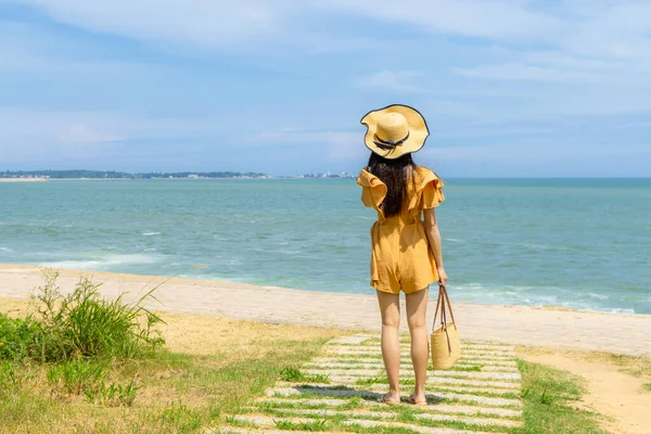 Tourist Woman Stand Beach — Fotografia de Stock