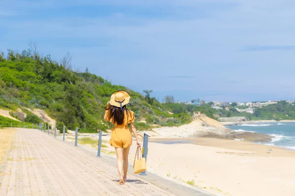 Woman Enjoy Sand Beach — Stockfoto