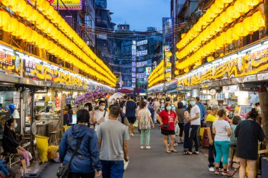 Keelung, Tayvan - 10 Haziran 2022: Keelung Miaokou Gece Pazarı