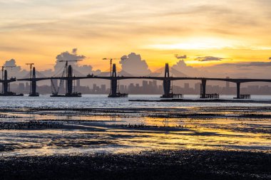 Kinmen Köprüsü gün batımında Tayvan 'da yapım aşamasında.