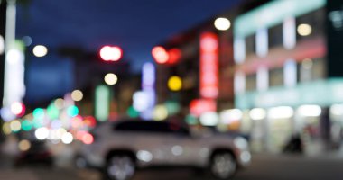 Gece şehir trafiğinin bulanık görüntüsü