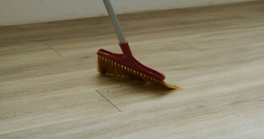 Evdeki yerleri süpür.