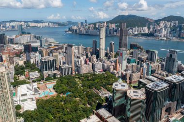 Tsim Sha Tsui - Hong Kong 23 Ağustos 2021: İHA Hong Kong üzerinde uçuyor