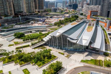 Tsim Sha Tsui - Hong Kong 23 Ağustos 2021: İHA Hong Kong üzerinde uçuyor