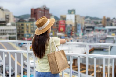 Turist kadın Tayvan 'daki Keelung şehrini ziyaret etti