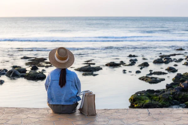 Женщина Сидит Рядом Пляжем Закатом — стоковое фото