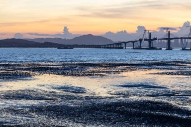 Kinmen Köprüsü gün batımında Tayvan 'da yapım aşamasında.