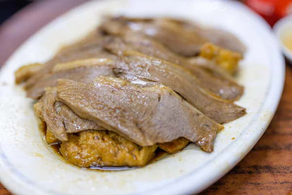 餐馆里的亚洲菜式中式酱鹅肉 — 图库照片
