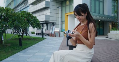 Kadın kameraya bak.