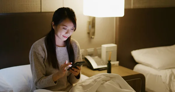 Kobieta Korzysta Smartfona Domu Wieczorem — Zdjęcie stockowe