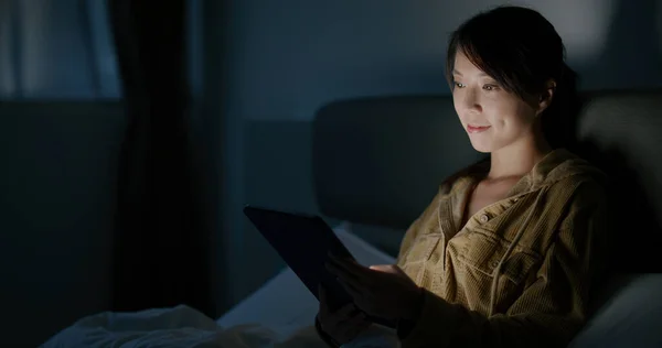 Wanita Bekerja Komputer Tablet Dan Berbaring Tempat Tidur Malam Hari — Stok Foto
