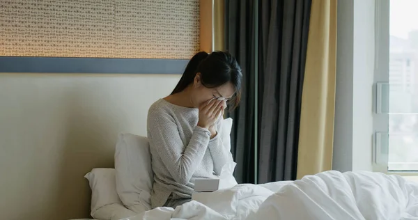 Woman Sneeze Bed Tissue — Foto Stock