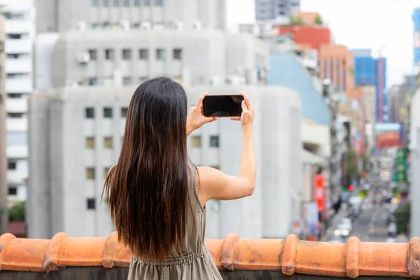 Mulher Usa Celular Para Tirar Foto Cidade Taipei — Fotografia de Stock