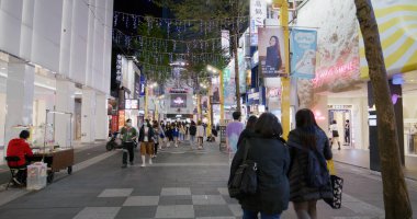 Taipei, Tayvan - 02 Mart 2022: Taipei şehrinde gece Ximending