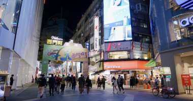 Taipei, Tayvan - 02 Mart 2022: Taipei şehrinde gece Ximending