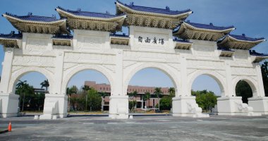 Taipei, Tayvan - 17 Mart 2022: Tayvan 'daki Chiang Kai Shek Anıt Salonu' nun ön kapısı