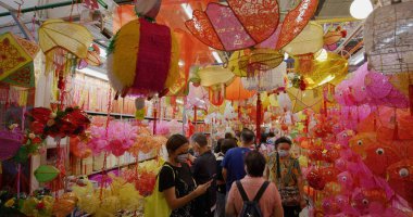 Yuen Long, Hong Kong - 09 Eylül 2021: Hong Kong 'da sulak pazarda geleneksel sonbahar ortası feneri satmak