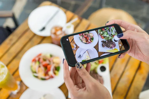 Maak Foto Van Het Eten Outdoor Cafe — Stockfoto