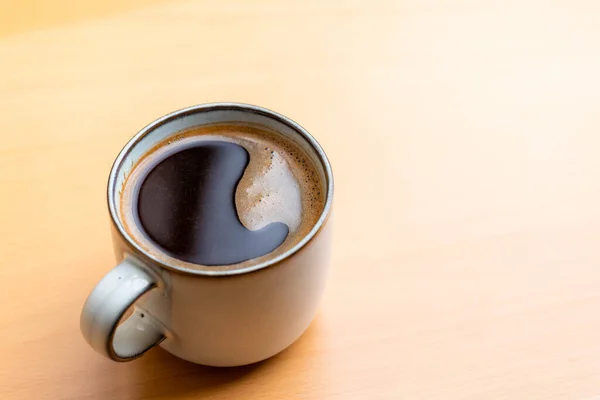 Masanın Üzerinde Sade Kahve Fincanı — Stok fotoğraf