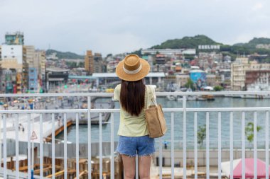 Turist kadın Tayvan 'daki Keelung şehrini ziyaret etti