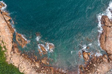 Deniz kıyısının yukarıdan aşağı manzarası