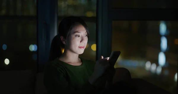 Kobieta Wygląda Telefon Nocy — Zdjęcie stockowe