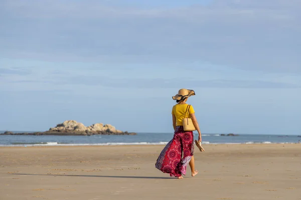 Woman Walk Sand Beach — Stock Photo, Image