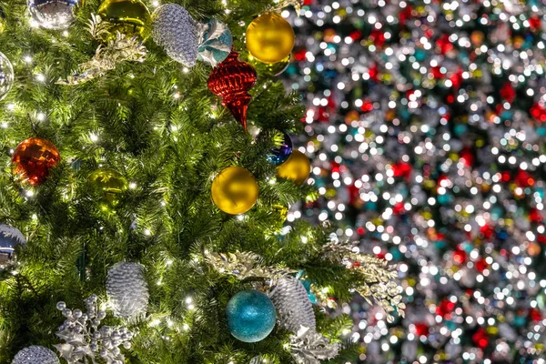 Χριστουγεννιάτικο Δέντρο Διακόσμηση Στην Πόλη Νύχτα — Φωτογραφία Αρχείου