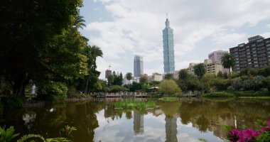 Taipei, Tayvan - 12 Mart 2022: Taipei 101 şehir simgesi Sun Yat Sen Anıt Salonu