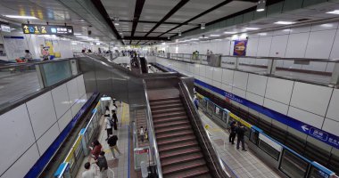 Taipei, Tayvan - 14 Mart 2022: Taipei şehrindeki Zhongxiao Xinsheng metro istasyonu