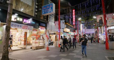 Taipei, Tayvan - 02 Mart 2022: Taipei şehrinde gece Ximending