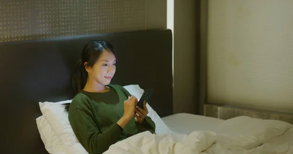 Женщина Лежит Кровати Пользуется Мобильным Телефоном Ночью — стоковое фото