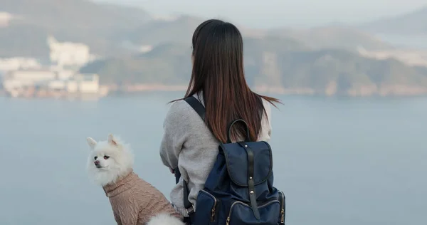 Woman Her Pomeranian Dog Look Sea — Stockfoto