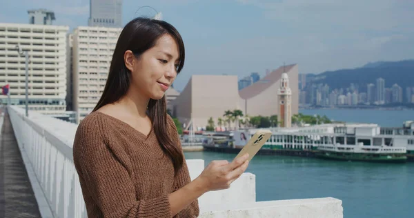 Mulher Olha Para Telefone Celular Cidade — Fotografia de Stock