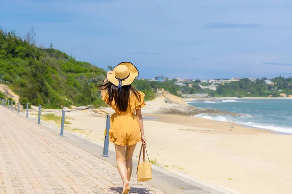 Donna Godere Della Spiaggia Sabbia — Foto Stock