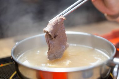 Tayvan usulü et dilimli sıcak tencere.