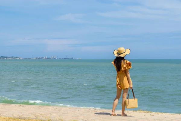 Tourist Woman Stand Beach — Foto Stock